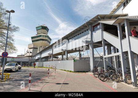 BERLIN, ALLEMAGNE - 20 avril 2019 : l'aéroport de Tegel tour de contrôle de la circulation aérienne. Berlin est la capitale et la plus grande ville d'Allemagne par la superficie et populati Banque D'Images