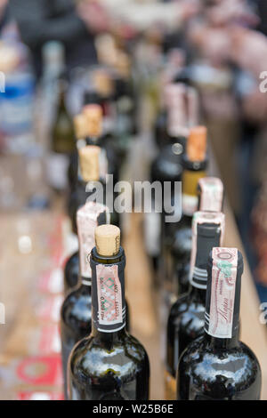 Kiev, UKRAINE - 21 avril 2019 : les bouteilles de vin en dégustation en Food and Wine Festival National, dans un centre d'exposition multifonctionnel comple Banque D'Images