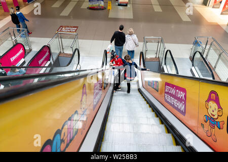 Région de Tcheliabinsk, Russie - juin 2019. Descendre l'escalator acheteurs à TRNK Rodnik Banque D'Images