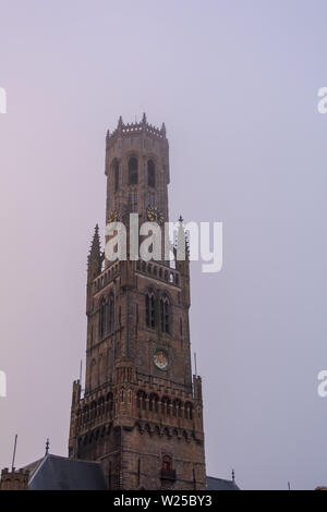 Beffroi de Bruges, le clocher médiéval dans une légère brume matinale. Les 83 mètres de haut beffroi ou hallstower (halletoren) est Bruges' plus connu landm Banque D'Images