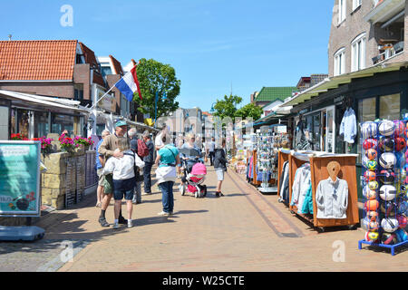 De Koog, Pays-Bas populaires centre-ville avec de petits magasins touristiques en De Koog, sur l'île Texel aux Pays-Bas avec des gens shopping Banque D'Images