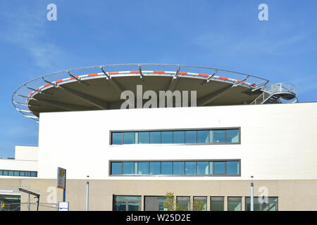 Heidelberg, Allemagne - Mai 2019 : plate-forme d'atterrissage pour hélicoptère sur rood du bâtiment de l'Hôpital Universitaire Banque D'Images