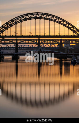 Quatre ponts sur la Tyne, le Tyne Bridge, le pont tournant, le haut niveau et le métro Pont, Newcastle upon Tyne, Angleterre Banque D'Images