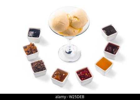 Assortiment de confitures variées pour la crème glacée isolé sur fond blanc Banque D'Images