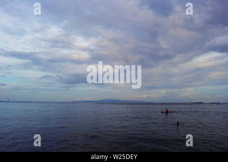 Nuage avant la pluie sur l'océan bleu Banque D'Images