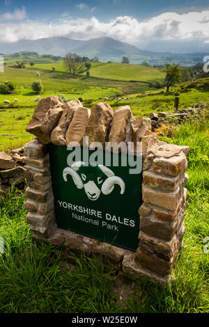 UK, Cumbria, Sedbergh, Owshaw Yorkshire Dales National Park, à côté de la route A684 à distance à fells Cap Sud Banque D'Images