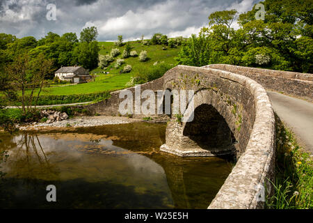 UK, Cumbria, Sedbergh, Lowgill, Crook de Lune, pool house, chalet isolé au pont sur la rivière Lune Banque D'Images