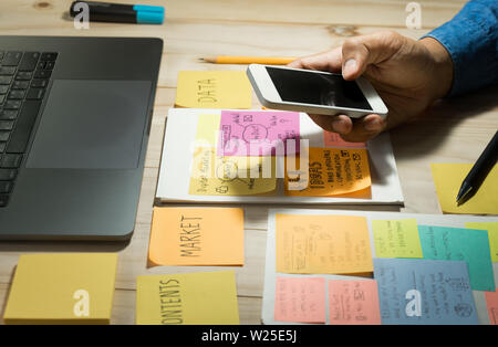 Woman with smartphone.business technology.Mode de vie processus de planification marketing stratégie d'information des données de la recherche.concept.multit moderne Banque D'Images