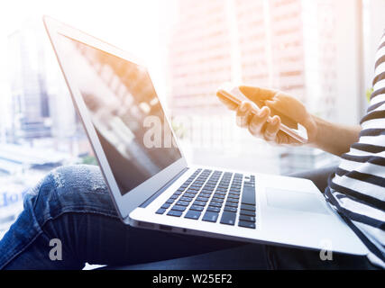 Man avec le smartphone et l'ordinateur portable.business technology marketing stratégie.style.Le processus de planification de la recherche d'information données concept.mo Banque D'Images