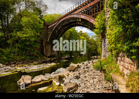 UK, Cumbria, Sedbergh, Brigflatts redondant, pierre et fer à repasser pont ferroviaire de Ingleton Embranchement, crossing River Rawthey fermée en 1950 Banque D'Images