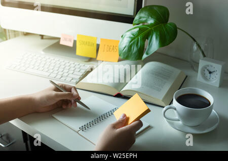 Les personnes travaillant avec les blocs-notes sur la table de bureau. plan d'affaires,concepts d'inspiration Banque D'Images