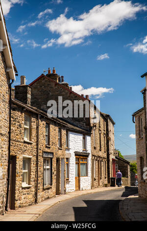 UK, Cumbria, Sedbergh, rue principale traditionnelle, deux et trois étages maisons de pierres dans la partie ancienne de la ville Banque D'Images