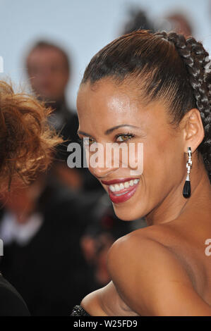 CANNES, FRANCE. 22 mai 2009 : Noémie Lenoir lors de la première de "l'Imaginarium du docteur Parnassus' lors du 62e Festival de Cannes. © 2009 Paul Smith / Featureflash Banque D'Images