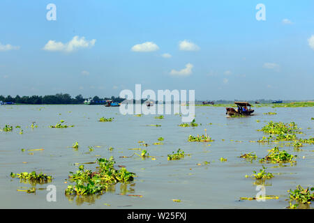 CAI RANG, VIETNAM - 23 avril : les vendeurs de produits frais Vente de bateau à bateau au marché flottant de Cai Rang, au Vietnam le 23 avril 2014. Banque D'Images