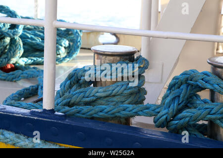 Bollard avec un cordage enroulé autour de lui. Banque D'Images