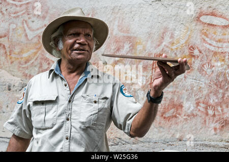 Fred Conway, un aîné autochtone qui agit comme un ranger / guide pour le parc national de Carnarvon Gorge dans les hautes terres du centre du Queensland en Australi Banque D'Images