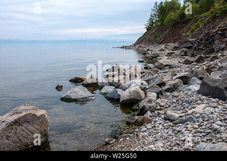 Lac Baikal avec rochers et montagnes à l'horizon Banque D'Images