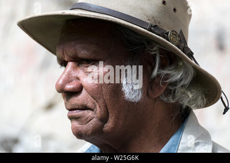 Fred Conway, un aîné autochtone qui agit comme un ranger / guide pour le parc national de Carnarvon Gorge dans les hautes terres du centre du Queensland en Australi Banque D'Images