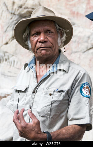 Fred Conway, un aîné autochtone qui agit comme un ranger / guide pour le parc national de Carnarvon Gorge dans les hautes terres du centre du Queensland en Australi Banque D'Images