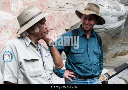 Fred Conway, un aîné autochtone qui agit comme un ranger / guide pour le parc national de Carnarvon Gorge, dans une conversation avec un visiteur de la Banque D'Images