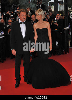 CANNES, FRANCE. 17 mai 2009 : Johnny Hallyday & femme Laeticia Boudou à la première de son nouveau film 'Vengeance' en compétition au 62e Festival de Cannes. © 2009 Paul Smith / Featureflash Banque D'Images