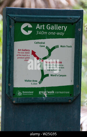 Signer un sentier menant à la "Art Gallery", un gros rocher marqué avec pochoir autochtones site l'art dans le Parc National de Carnarvon Gorge dans le centre Banque D'Images