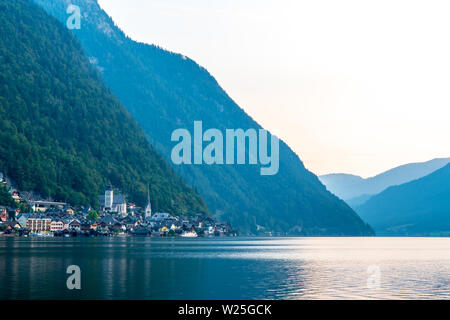 Le lever du soleil sur le lac de Hallstatt, entouré par les Alpes Banque D'Images