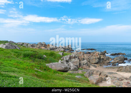 Belle Tanesashi kaigan côte. Le littoral comprend à la fois des plages de sable et de rochers, les prés herbeux et vue panoramique Banque D'Images