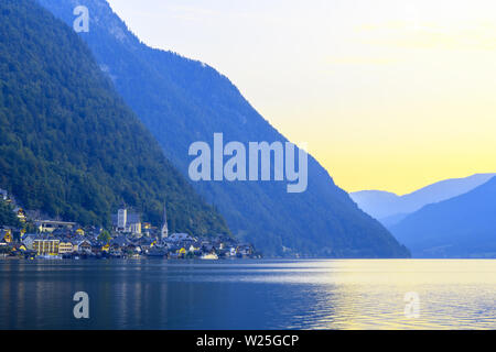 Le lever du soleil sur le lac de Hallstatt, entouré par les Alpes Banque D'Images