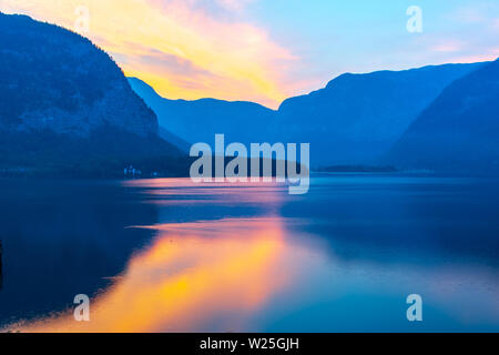 Le lever du soleil sur le lac de Hallstatt, entouré par les Alpes Banque D'Images