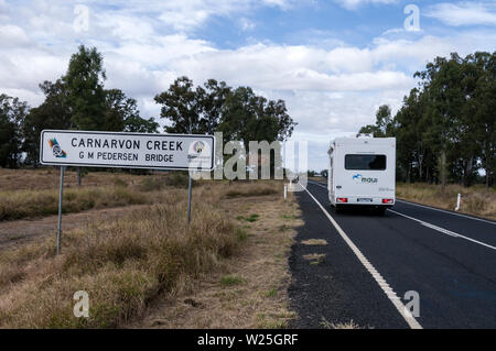 Un panneau routier touristique, Carnarvon Creek dans le Parc National de Carnarvon dans les hautes terres du centre du Queensland en Australie. Banque D'Images