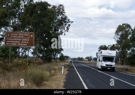 Un panneau routier touristique dans le Parc National de Carnarvon dans les hautes terres du centre du Queensland en Australie. Banque D'Images