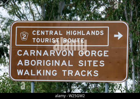 Un panneau routier touristique dans le Parc National de Carnarvon dans les hautes terres du centre du Queensland en Australie. Banque D'Images