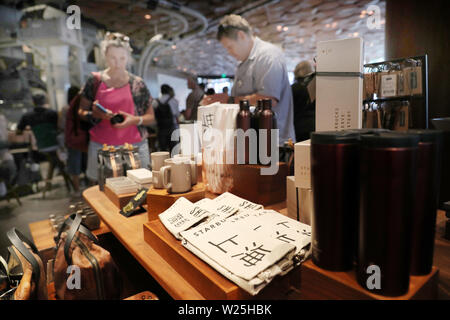 (190706) -- BEIJING, 6 juillet 2019 (Xinhua) -- les clients à sélectionner des souvenirs à la torréfaction Starbucks Reserve Shanghai à Shanghai, la Chine orientale, le 26 juin 2019. (Xinhua/Fang Zhe) Banque D'Images