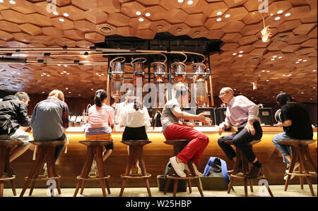 (190706) -- BEIJING, 6 juillet 2019 (Xinhua) -- Les clients chat au Starbucks torréfaction réserve à Shanghai, Shanghai, Chine orientale, le 26 juin 2019. (Xinhua/Fang Zhe) Banque D'Images