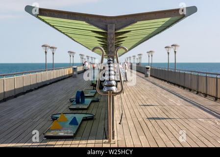 Boscombe pier à victorien rénové, Dorset, Angleterre, Royaume Uni, a une collection d'instruments de percussion de l'acier pour la fonction à utiliser. Banque D'Images