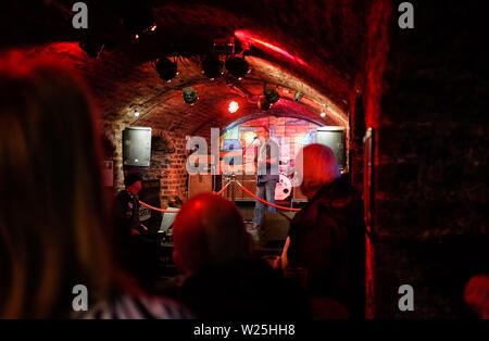 Liverpool Merseyside UK - la musique live dans le célèbre Cavern Club Photo prise par Simon Dack Banque D'Images