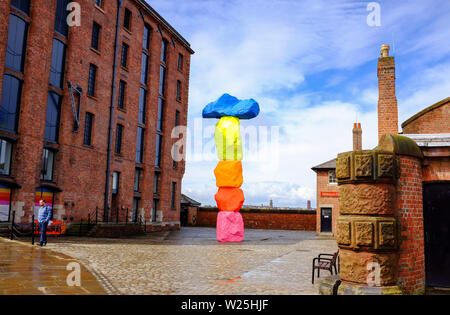 Liverpool Liverpool Merseyside UK - La montagne par Ugo Rondinone par la Tate Gallery à Albert Docks Banque D'Images