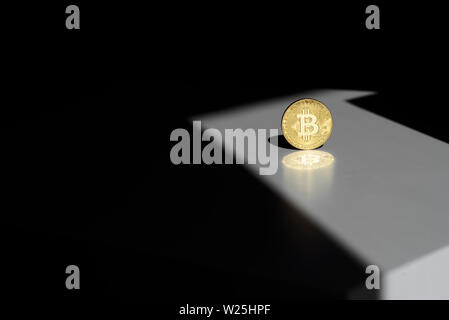 Brillant d'or pièce de monnaie d'un symbole dans un bitcoin sun light avec ombre autour. Notion d'entreprise et finances dans internet. Crypto virtuel monnaie. Banque D'Images