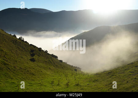 Vue sur le Shropshire Hills de Long Mynd, avec les nuages dans la vallée. Au-dessus des nuages, à la recherche vers le bas. UK Banque D'Images