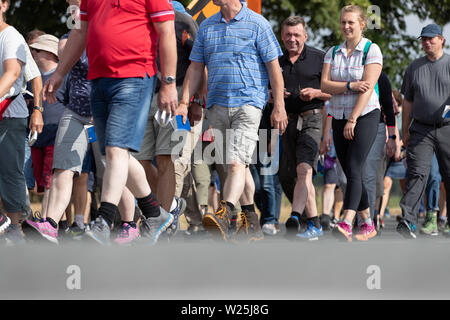 1657, l'Allemagne. Le 06 juillet, 2019. Pèlerins de l'Telgte pèlerinage sur une route. Environ 40 kilomètres de route de campagne est située entre la ville de l'évêque d'Osnabrück en Basse-Saxe et le site de pèlerinage de Telgte à Münster. Des milliers de fidèles du diocèse de Münster et d'Osnabrück et dans d'autres régions à pied de cette façon de faire le pèlerinage à Münster Osnabrück. En 1852, les catholiques pratiquants de Osnabrück fait leur chemin pour la première fois - cette année, la fête du sport fête de la foi a lieu pour la 167e fois. Credit : Friso Gentsch/dpa/Alamy Live News Banque D'Images