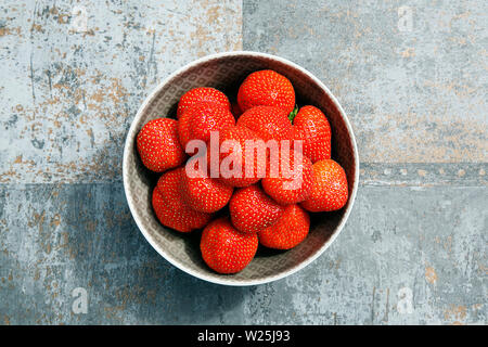 Fraises fraîches dans un bol de fruits - summertime concept de saine alimentation. Banque D'Images