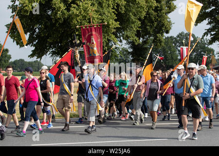 1657, l'Allemagne. Le 06 juillet, 2019. Pèlerins de l'Telgte pèlerinage sur une route. Environ 40 kilomètres de route de campagne est située entre la ville de l'évêque d'Osnabrück en Basse-Saxe et le site de pèlerinage de Telgte à Münster. Des milliers de fidèles du diocèse de Münster et d'Osnabrück et dans d'autres régions à pied de cette façon de faire le pèlerinage à Münster Osnabrück. En 1852, les catholiques pratiquants de Osnabrück fait leur chemin pour la première fois - cette année, la fête du sport fête de la foi a lieu pour la 167e fois. Credit : Friso Gentsch/dpa/Alamy Live News Banque D'Images