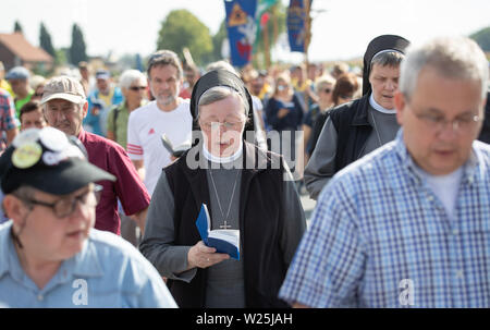 1657, l'Allemagne. Le 06 juillet, 2019. Pèlerins de l'Telgte pèlerinage, y compris religieuses, de marcher sur une route. Environ 40 kilomètres de route de campagne est située entre la ville de l'évêque d'Osnabrück en Basse-Saxe et le site de pèlerinage de Telgte à Münster. Des milliers de fidèles du diocèse de Münster et d'Osnabrück et dans d'autres régions à pied de cette façon de faire le pèlerinage à Münster Osnabrück. En 1852, les catholiques pratiquants de Osnabrück fait leur chemin pour la première fois - cette année, la fête du sport fête de la foi a lieu pour la 167e fois. Credit : Friso Gentsch/dpa/Alamy Live News Banque D'Images