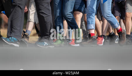 1657, l'Allemagne. Le 06 juillet, 2019. Pèlerins de l'Telgte pèlerinage sur une route. Environ 40 kilomètres de route de campagne est située entre la ville de l'évêque d'Osnabrück en Basse-Saxe et le site de pèlerinage de Telgte à Münster. Des milliers de fidèles du diocèse de Münster et d'Osnabrück et dans d'autres régions à pied de cette façon de faire le pèlerinage à Münster Osnabrück. En 1852, les catholiques pratiquants de Osnabrück fait leur chemin pour la première fois - cette année, la fête du sport fête de la foi a lieu pour la 167e fois. Credit : Friso Gentsch/dpa/Alamy Live News Banque D'Images