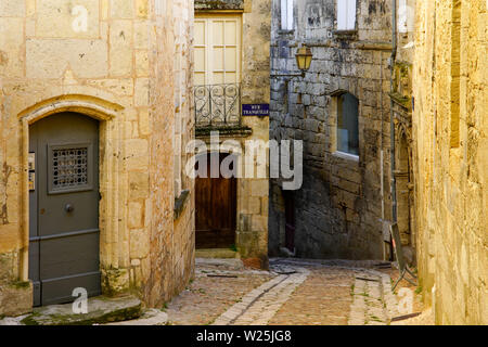 Street (rue tranquille dans la vieille ville de Périgueux, département Nouvelle-Aquitaine dans le sud-ouest de la France. Banque D'Images