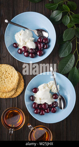 Le fromage cottage faible en gras, sans gras, bio, lait caillé, sec, breakstone, salade de fruits, recette, protéines, knudsen Banque D'Images