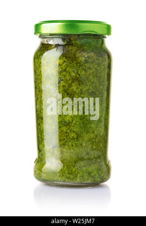 Pot en verre de sauce pesto isolé sur la Banque D'Images