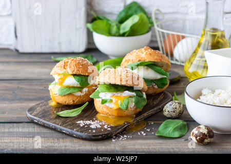 Œufs pochés avec Veggie burger et l'oseille dans un caillé bun sur farine de riz comme un petit-déjeuner sain concept dans le style d'un style de vie. Banque D'Images