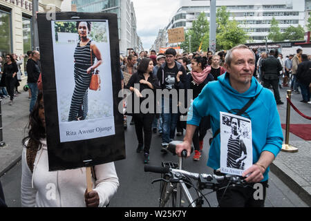 Berlin, Allemagne. 05 juillet, 2019. Les manifestants portent des photos de Rita Awour Ojunge au cours d'une marche de protestation contre le racisme sous la devise 'Black vit". L'une des raisons de la démo a été la découverte du corps de Rita Awour Ojunge, un demandeur d'asile en provenance du Kenya qui avait disparu depuis le 7 avril 2019, dans le Brandebourg, à la mi-juin. Les manifestants ont exigé une explication de l'affaire sous le hashtag # SayHerName. Credit : Stefan Jaitner/dpa/Alamy Live News Banque D'Images